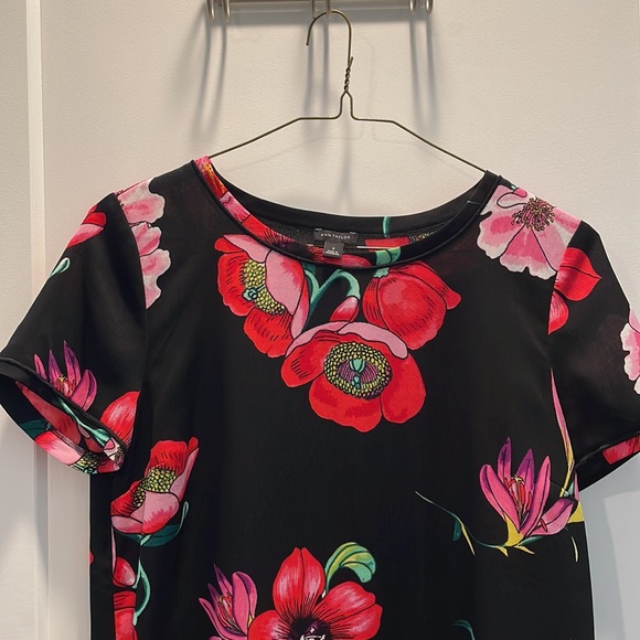 Ann Taylor Light weight floral poppy blouse Black with red pink flowers - Picture 4 of 6